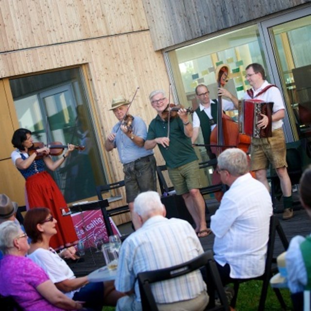 Die Phi(e)lsaitign spielten zu Ehren der Traun gemeinsam mit der Hausmusik Dumböck in Lambach auf.