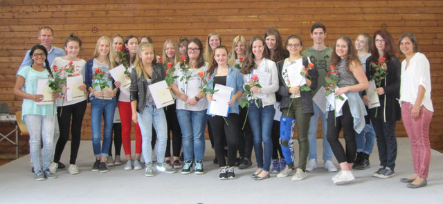 Die Teilnehmer/innen des Projekts „Zeit schenken“ 2014/15 bekamen zum Abschluss Urkunden und Blumen überreicht.