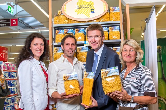 Bezirkshauptmann Alexandra Grabner-Fritz, Teigwarenproduzent Karl Sinabel, SPAR-Geschäftsführer Alois Huber und Marktleiterin Theresia Faustbeck