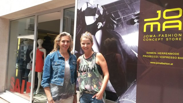 Auf Besuch: Sabine Wendlinger-Slanina (l.) bei Manuela Jocher von Joma-Fashion.