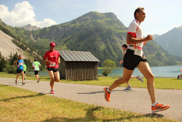 Schnellster Lokalmatador war Matthias Müller (rotes Trikot Nr. 203) aus Schattwald. Er lief die 22,2 Kilometer in 1:44:34
Stunden und damit auf Platz Sechs.
