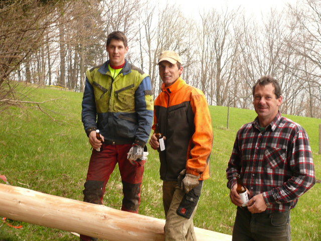 Karl Teufl, Christoph Hierner und Franz Ritzinger beim Umschneiden des Maibaums.