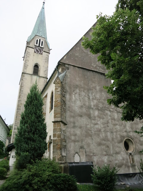 Die sanierungsbedürftige Fassade der Pfarrkirche St. Nikolaus Mauthausen.