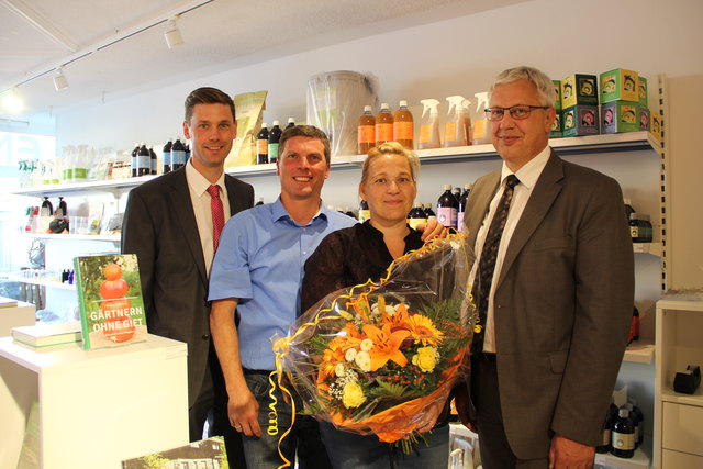 Uwe und Regina Steininger flankiert von Daniel Tauber und Johann Schachinger von der Raiffeisenbank Prambachkirchen.