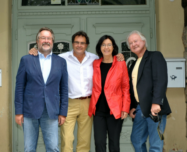 Promi-Runde beim Klassentreffen in Villach-Lind: Ärzte-Sprecher Gert Wiegele, Lei-lei-Apotheker Ali Telesko, SP-Politikerin Christa Muttonen, Ex-APA-Chef Arno Wiedergut (von links)