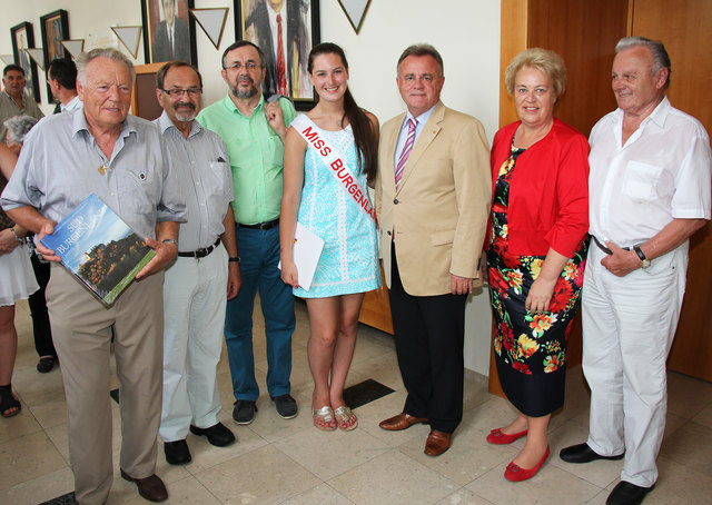 Die amtierende Miss Burgenland New York, Erika Jani, mit Edi Nicka und Erwin Weinhofer (BG), Landeshauptmann Hans Niessl, Familienlandesrätin Verena Dunst und BG-Präsident Walter Dujmovits.