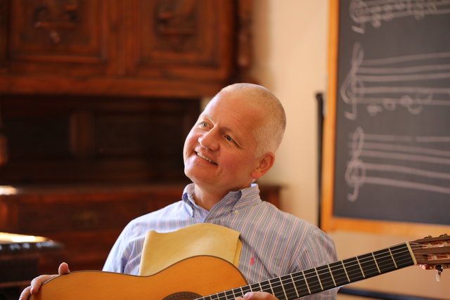 Stephan Stiens - Gitarre: Der Konzertgitarrist gibt din intimes Konzert in der „Seitenkirche“ von Petrus & Paul mit einem Instrument und einem Interpreten.