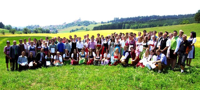 Die Absolventinnen und Absolventen der Fachschule und Agrar-HAK Althofen nehmen mit Freude ihre Facharbeiterbriefe entgegen.