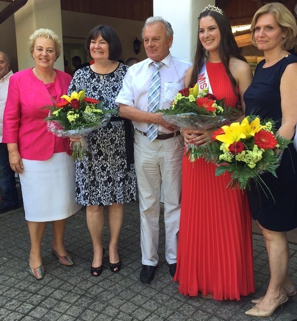 Erika Jani, die Miss Burgenland New York (2.v.r.) besuchte auch das Auslandsburgenländer-Picnic in Moschendorf.