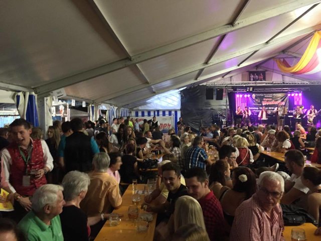 Ausgezeichnete Stimmung herrschte beim ausgebuchten Jubiläumsfest der Jungen Wernberger.