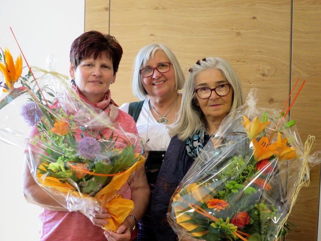 Barbara Schoberberger (Mitte) gratuliert Leopoldine Abraham und Marie Sack für die 50-malige Teilnahme an ihren Seminaren.