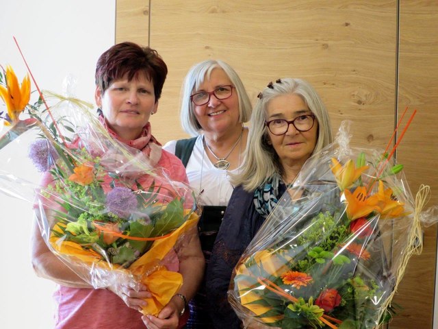 Barbara Schoberberger (Mitte) gratuliert Leopoldine Abraham und Marie Sack für die 50-malige Teilnahme an ihren Seminaren. | Foto: privat