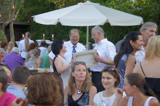 Familie Stiefler überreichten Bürgermeister Reinhard Resch ein Bild.