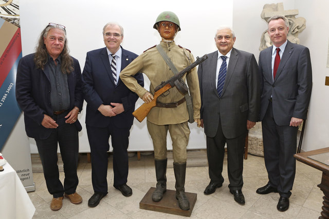 Die Puppe in der Mitte trägt die Uniform eines Rotarmisten und wurde von den sowjetischen Besatzungstruppen 1945 im Krahuletz-Museum aufgestellt und musste bis zu deren Abzug, 1955, im Johannes M. Tuzar, Justizminister Wolfgang Brandstetter, russischer Botschafters, Sergej Netschajew, Obmann, Gerhard Dafert
