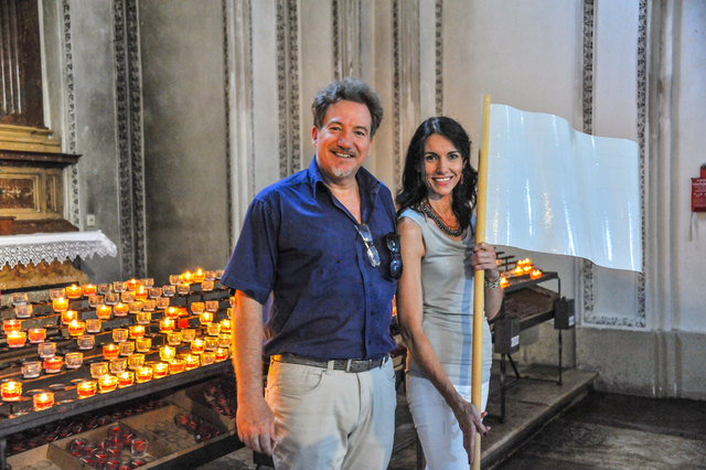Hubert Paul Kuchar (Präsident/ Organisator ,,Opera Concert for peace" mit Künstlerin Michaela Stockhammer und der Friedensfahne von Michi Kleibinger.