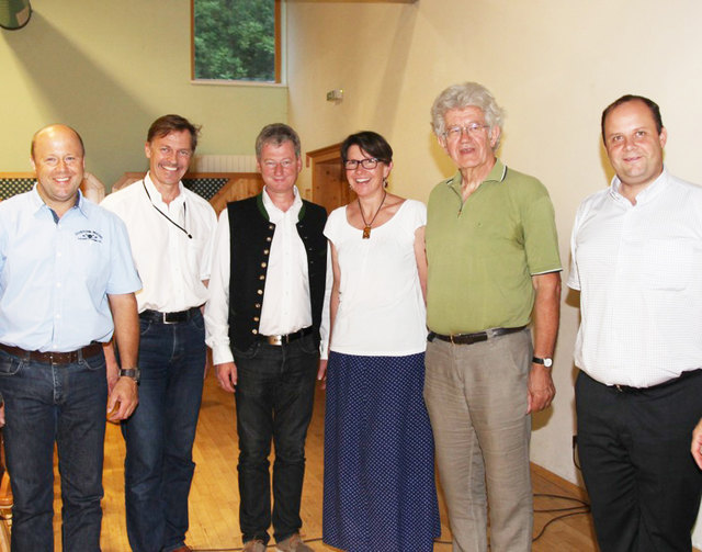 Sepp Herzog (l.) und Willibald Wurzinger (r.) sehen große Chancen im von Ute Pöllinger (3.v.r.) eingebrachten Antrag.