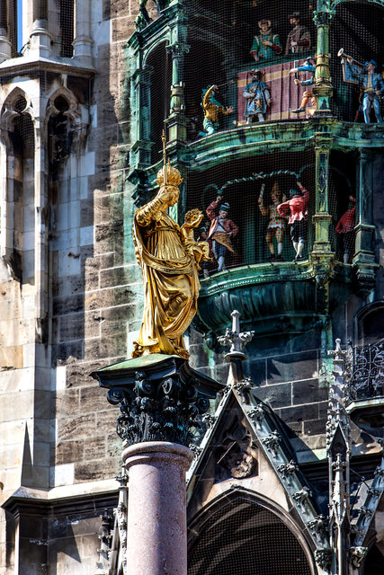 Bereits seit 1638 markiert die Mariensäule die Mitte des Platzes, sie wurde zum dank der Verschonung Landshuts und Münchens im Dreißigjährigen Krieg gestiftet.