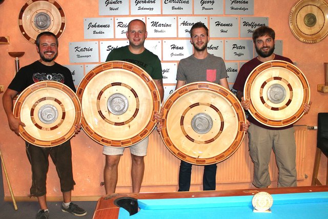 Die hölzernen Siegerschalen waren wieder begehrte Trophäen bei den Spielern.