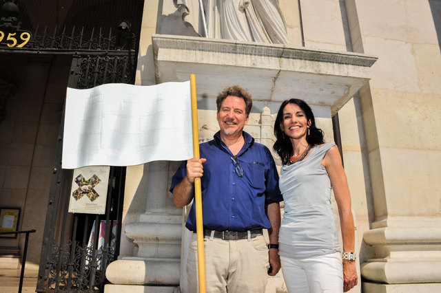 Hubert Paul Kuchar (Präsident/ Organisator ,,Opera Concert for peace" mit Künstlerin Michaela Stockhammer und der Friedensfahne von Michi Kleibinger.