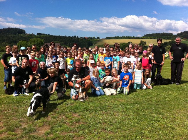 Die Trainer vom 1. Wolfsberger Hundeclub begeisterten die St. Georgner Volksschüler