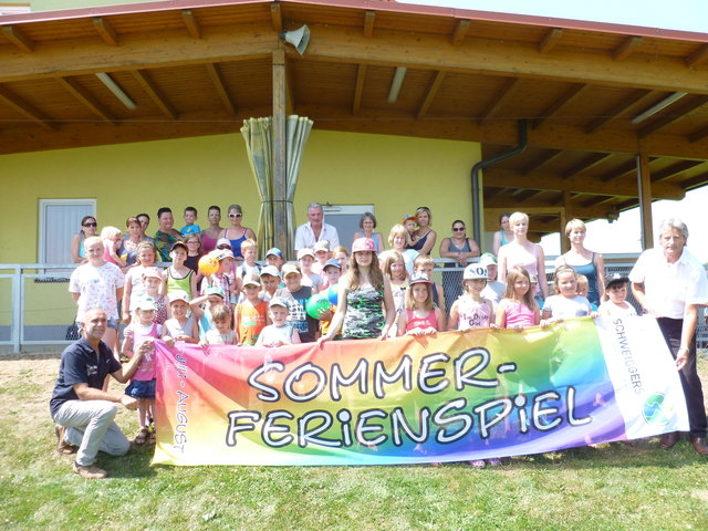 Bürgermeister Johann Hölzl, Vizebgm. Josef Schaden, GfGR Robert Reuberger, Betreuerinnen Nicole Pfeiffer, Tanja Breiteneder mit den teilnehmenden Kindern und Eltern.