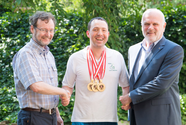 Staatsmeister Marc Schilling (M.) mit Reha-Geschäftsleiter Wilfried Butter (r.) und Wolfgang Kubik (l.), dem ärztlichen Leiter.