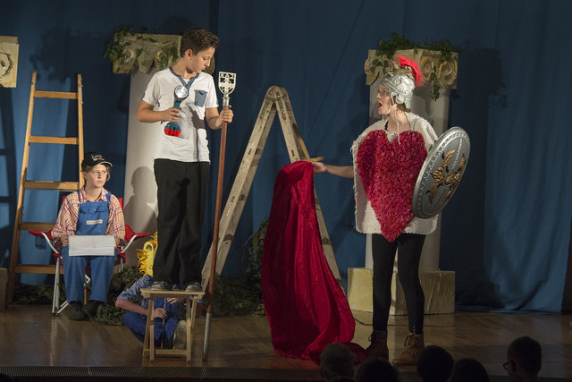 Der Handwerker-Trupp erfreut die Hochzeitsgäste mit einem Theaterstück: Johanna Huber (Squenz), Raphael Schmid (Schnock), Numen Karacan (Schlucker), Anja Kugelgruber (Zettel)