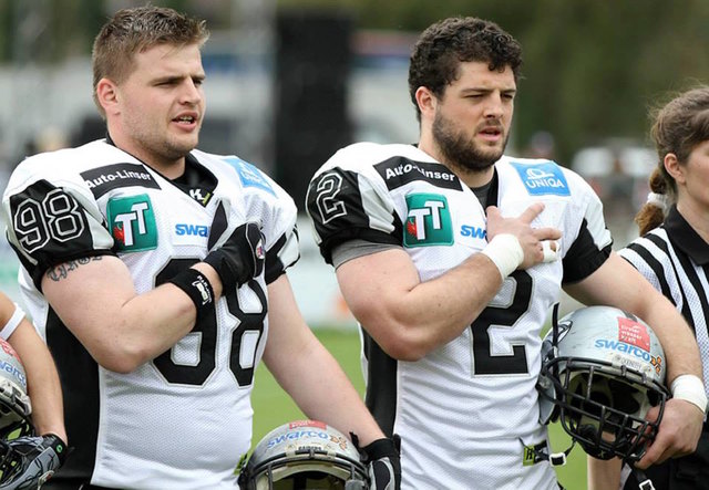 Der Klagenfurter Footballer Flo Hueter (rechts) ist absoluter Leistungsträger der Raiders Tirol