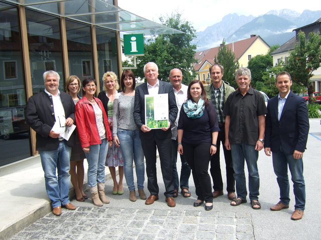 Dem Team der Leader-Gruppe "Liezen-Gesäuse" wurde die Anerkennungs-Urkunde überreicht.