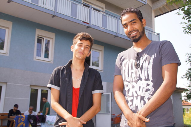 "Verdammte Probleme", haben Sear Sael und Sameer Omar, wie man auf dem Shirt lesen kann. Trotzdem gelingt ein Lächeln. Die jungen Männer sind derzeit im Pucher Flüchtlingsheim untergebracht.