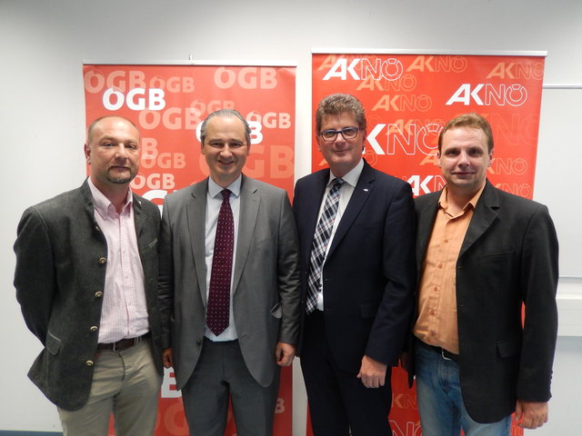 ÖGB Regionalsekretär Franz Steindl, Mag. Johannes Kienast, AKNÖ-Vizepräsident Michael Fiala und AKNÖ-Bezirksstellenleiter Jürgen Binder (v.l.).