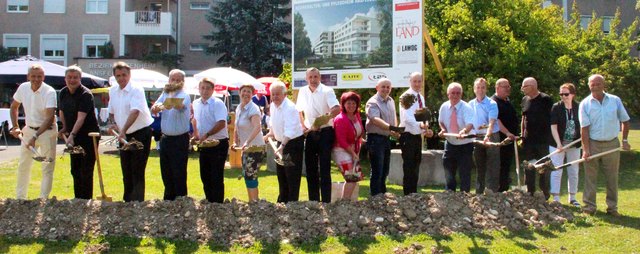 Großaufgebot beim Spatenstich zum neuen Pflegeheim in Haid.