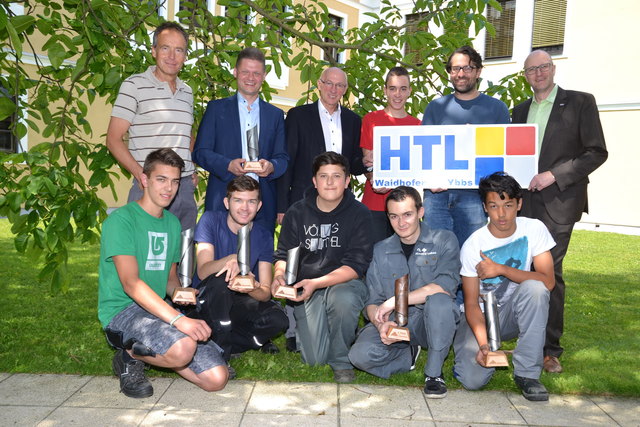 Stephan Oberklammer, Simon Dostal, Fabian Beham, Lukas Schatz und Markus Baumberger (vorne, v.l.) sowie Vertragslehrer Ernst Fahrngruber, Eisenstraße-Obmann Nationalratsabgeordneter Andreas Hanger, Eisenstraße-Laufcup-Sprecher Leopold Schauppenlehner, Christoph Pichler, Werkstättenleiter Franz Kleinhofer und HTL-Direktor Harald Rebhandl (hinten, v.l.). | Foto: Hackl