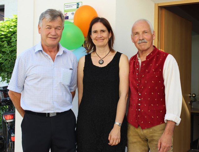 Der Mötzer Bürgermeister Bernhard Krabacher freut sich mit Eva-Maria Egger und Josef Krug, v.l. über einen gelungenen Start der "Bücherei im Zentrum"