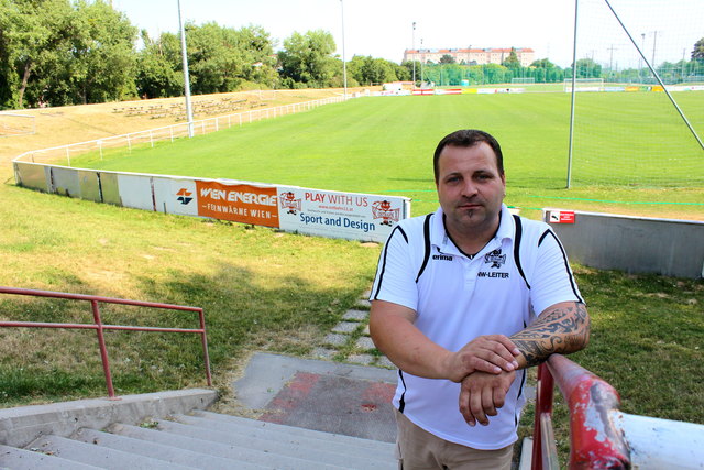Seit Juni 2013 ist Zelenka Nachwuchsleiter und Kassier beim Fußballclub Ostbahn XI - und dem Club seit seiner Jugend eng verbunden