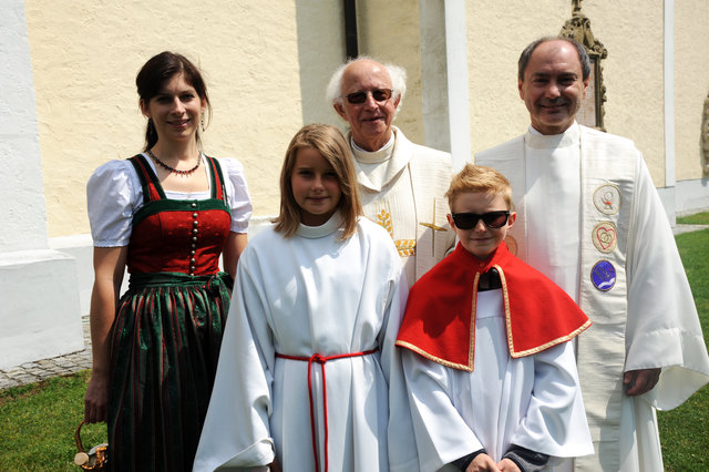 In der Purgstaller Pfarre wurde ein Festgottesdienst für Bischofsvikar Franz Schrittwieser (Mitte) gefeiert. | Foto: Zarl