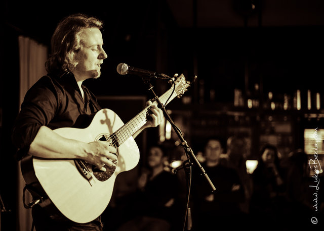 Virtuos auf der Gitarre: Fingerpicking-Artist Markus Schlesinger.
