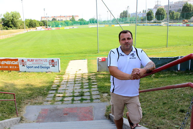 Seit Juni 2013 ist Zelenka Nachwuchsleiter und Kassier beim Fußballclub Ostbahn XI - und dem Club seit seiner Jugend eng verbunden