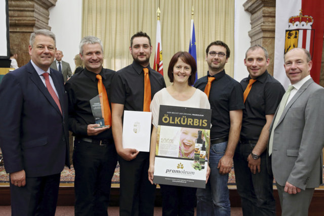 Freude über den Leader-Hauptpreis: Die pramoleum-Landwirte bei der Preisverleihung im Linzer Landhaus.