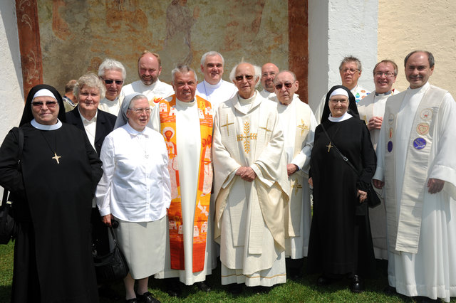 In der Purgstaller Pfarre wurde ein Festgottesdienst für Bischofsvikar Franz Schrittwieser (7. v. rechts) gefeiert. | Foto: Zarl