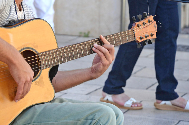 Der Kursleiter, Walter Nimmerfall (Gitarrenlehrer mit Herz) freut sich auf zahlreiche Teilnehmer