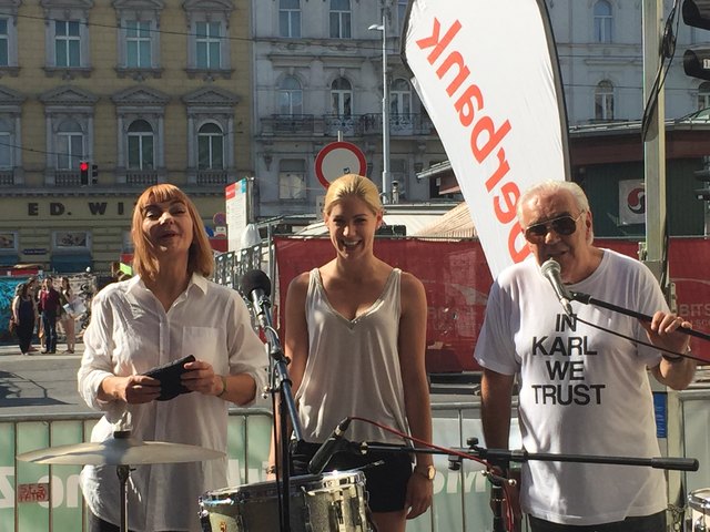 Gewinnerin Christine Imrek (l.) mit bz-Werbeberaterin Lara Nyman und Freihaus-Obmann Karl Raab. | Foto: Foto: Bauer