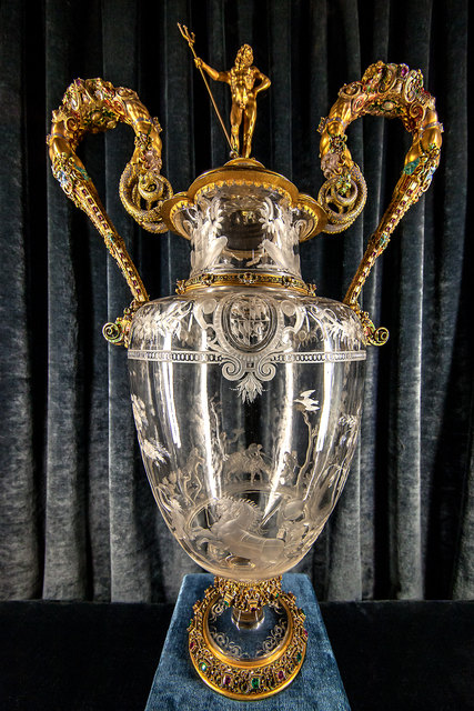 in der Residenz in München.
Prunkvase (Amphora); Bergkristall, emaillierte Goldfassung, Rubine. Smaragde. Gebrüder Sarachi oder Werkstatt des Gasparo Miseroni, Mailand gegen 1579.