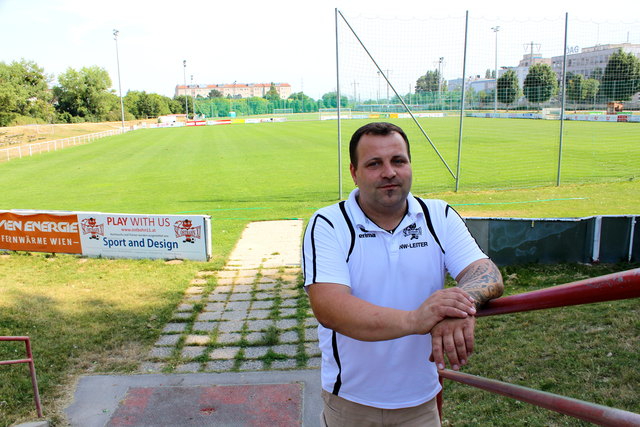 Seit Juni 2013 ist Zelenka Nachwuchsleiter und Kassier beim Fußballclub Ostbahn XI - und dem Club seit seiner Jugend eng verbunden