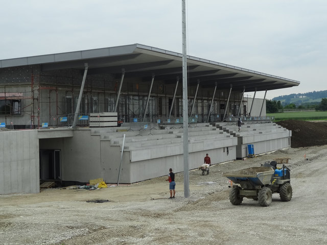 Die überdachte Tribüne des neuen Sportzentrums in Wimpassing soll im November 2015 fertig gestellt werden.