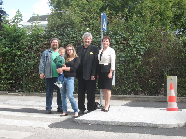 Gemeinderat Klaus Bergmaier, Gemeinderätin Jasmina Brdaninovic (mit Söhnchen Emin), Vizebürgermeister Gottfried Haselmayer, Gemeinderätin Gerda Ringhofer