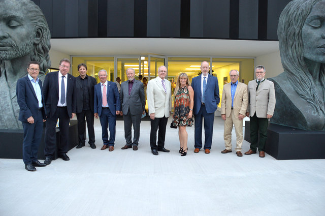 Ehrengäste bei der feierlichen Eröffnung von „Kunst und Kultur an der Traun 2015“ im Museum Angerlehner v. l.: Vizebgm. Ing. Klaus Mitterhauser (Thalheim), Bürgermeister Andreas Stockinger (Thalheim), Komponist Thomas Doss, Bürgermeister Ing. Harald Seidl (Traun), Stadtrat Ing. Mag. Johann Böhm (Traun), Bürgermeister Dr. Peter Koits (Wels), Stadträtin Heidi Strauss (Marchtrenk), KR Heinz J. Angerlehner, Bezirkshauptmann Dr. Josef Gruber und Konsulent Herbert Scheiböck.