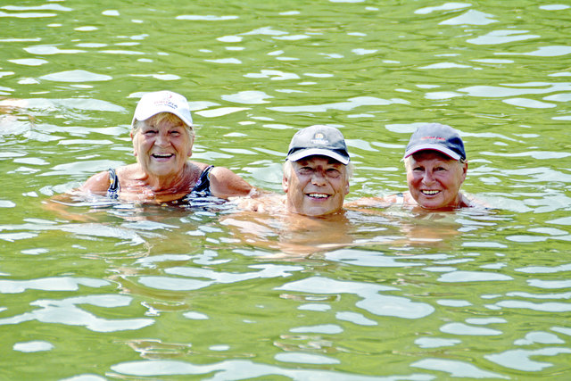 Maria Bock und das Ehepaar Anton und Sylvia Koppensteiner genießen seit Jahrzehnten das Bad im Stausee.