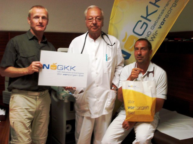 Hansjörg Taubenschuss (NÖGKK) gratuliert Dr. Friedrich Enzelsberger und Dr. Thomas Enzelsberger zur Eröffnung der Gruppenpraxis für Innere Medizin