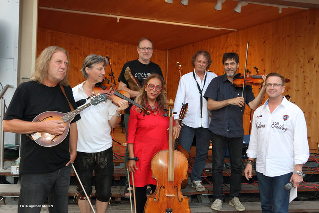Nach dem Doppel-Platzkonzert zweier Kapellen spielten Aniada a Noar & Friends in Köflach auf.